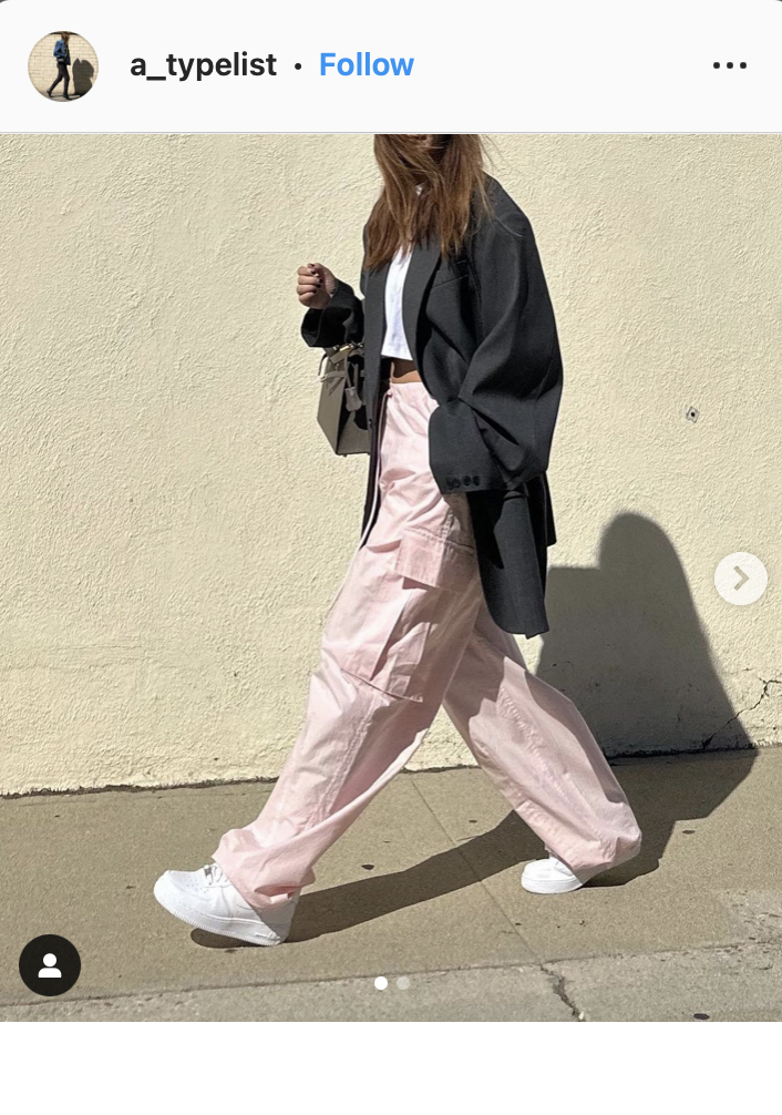 outfit-pantalones-cargo-mujer-rosa